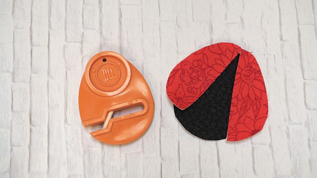 20+ Unique Household Items To Use To Make Quilt Appliqué Templates - createwithclaudia - #quilting